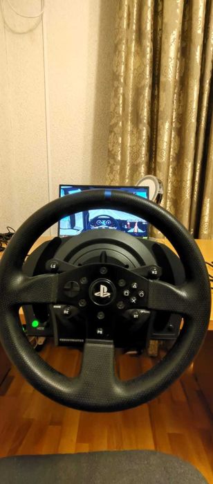Игровой руль thrustmaster и педали.