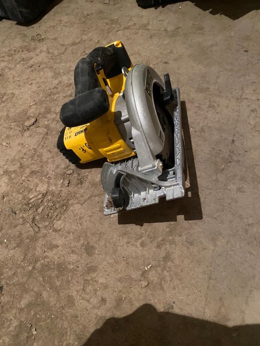 Ferăstrăul circular DeWalt DCS391N
