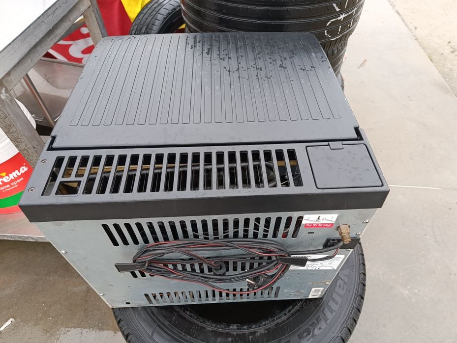 Dometic хладилник 12/220v и газ