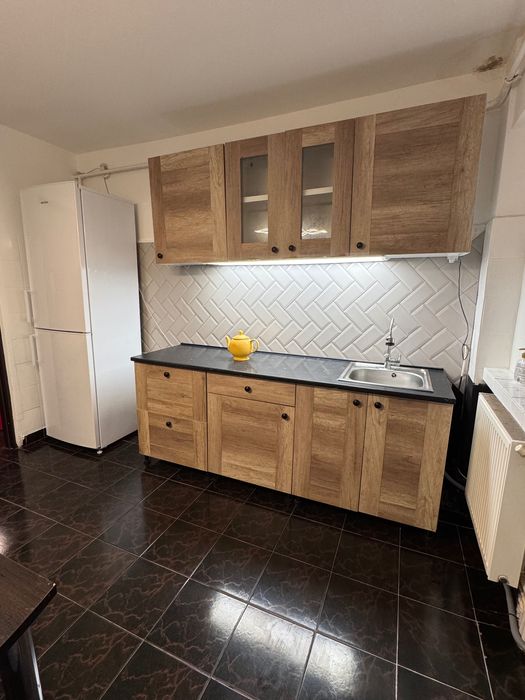 Închiriez apartament 3 camere