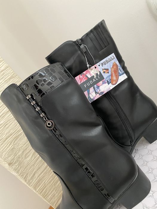 Дамски кожени ботуши с ток