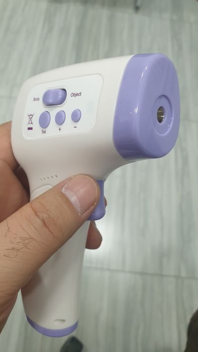 бесконтактный термометр для измерения температуры тела или предметов.