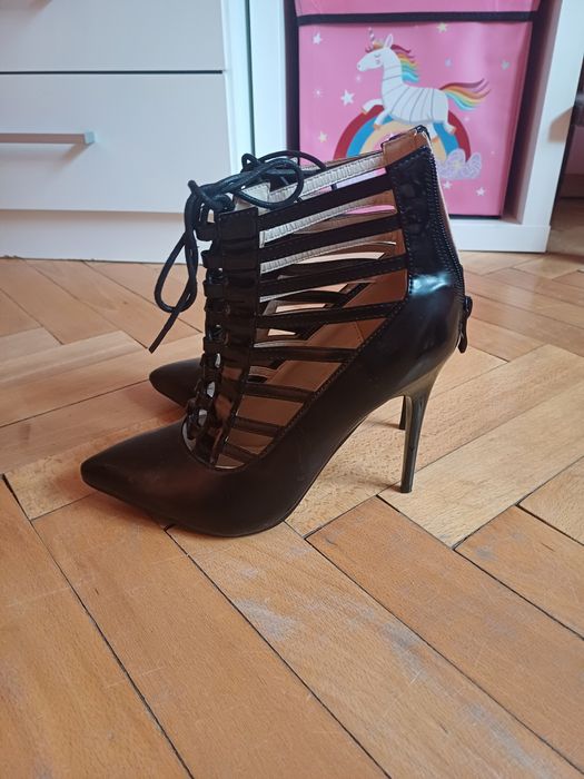 Черни лачени дамски обувки на висок ток