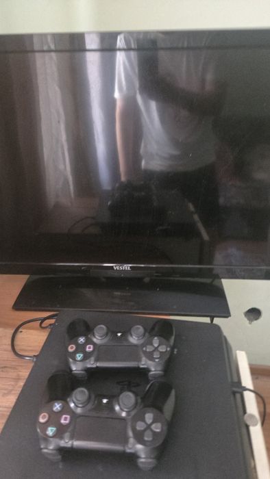 Продам рабочи Ps 4 slim 1 tb +Телевизор