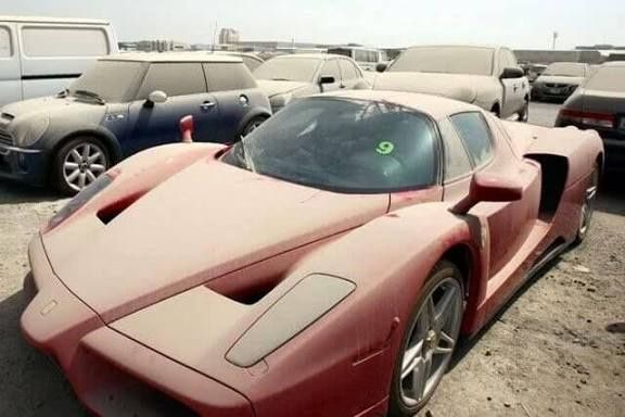 Mașini vechi abandonate lovite