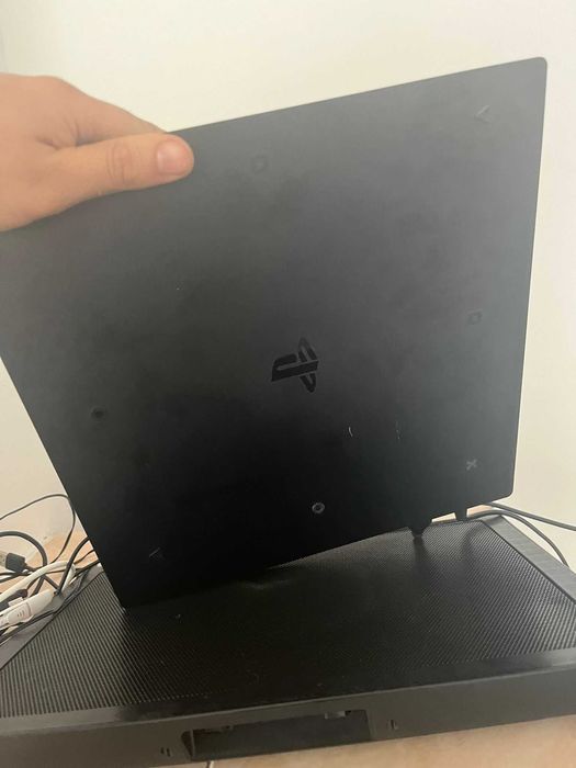PS4 Pro 1TB + 2 controllere + 10 jocuri (HDMI + cabluri manete)
