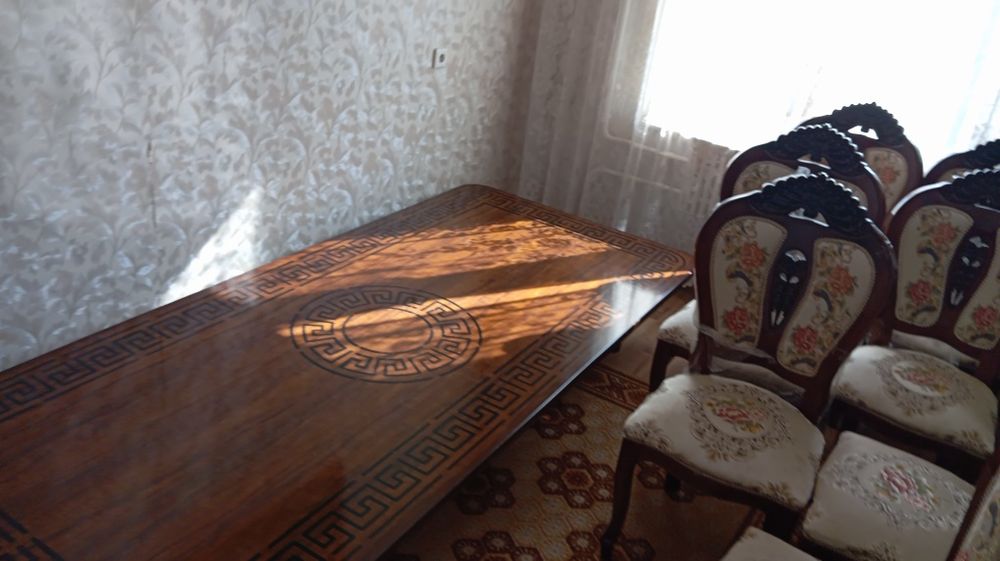 Продаётся стол с 10 стульями