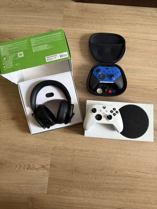 Продавам:Xbox Series S 512GB + Elite Series 2 +слушаки xbox
