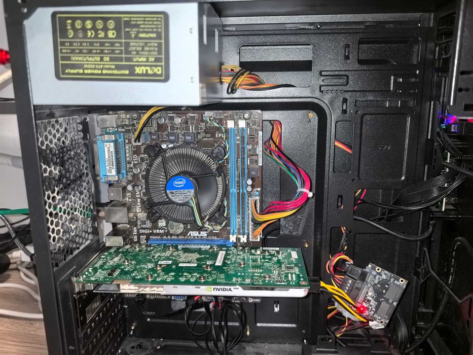 Настолен компютър ASUS , Intel I3, Quadro, 8gb ram , SSD