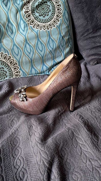 Нови обувки Guess р-р 39