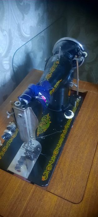 Продам стенку, швейную машинку