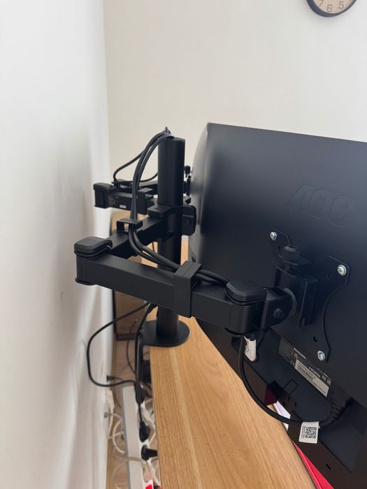 2 монитора Dell (24i инча) и AOC (27инча) + стойка Hama