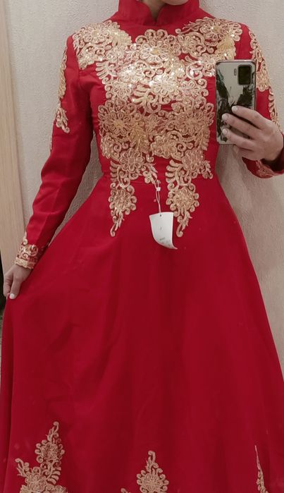 Красное, длинное,нарядное платье   .