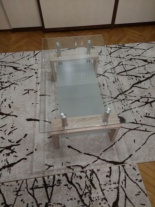 Холна маса от стъкло и дърво