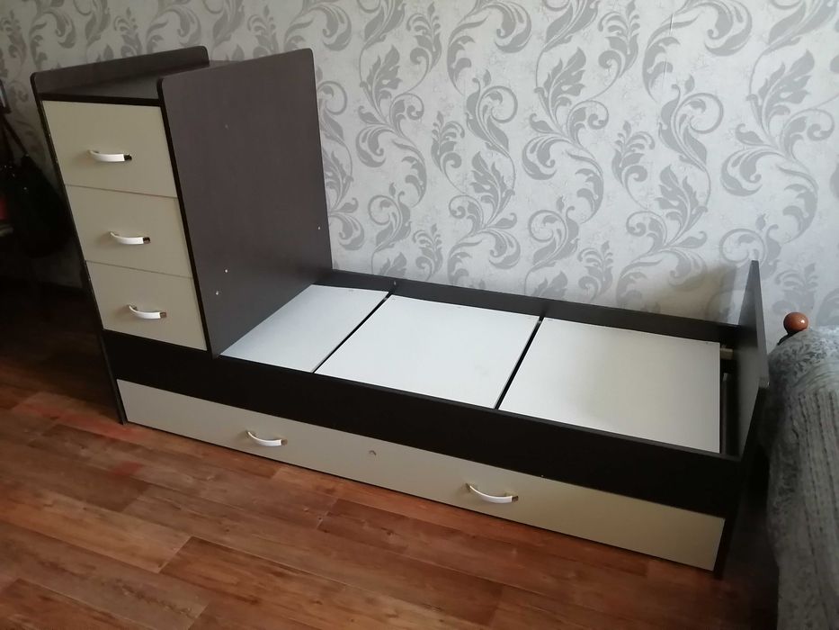 Кровать детская с тумбочкой