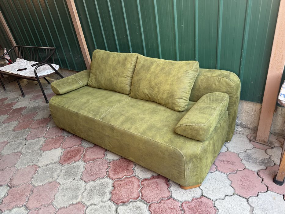 Продам диван раскладной с подушками