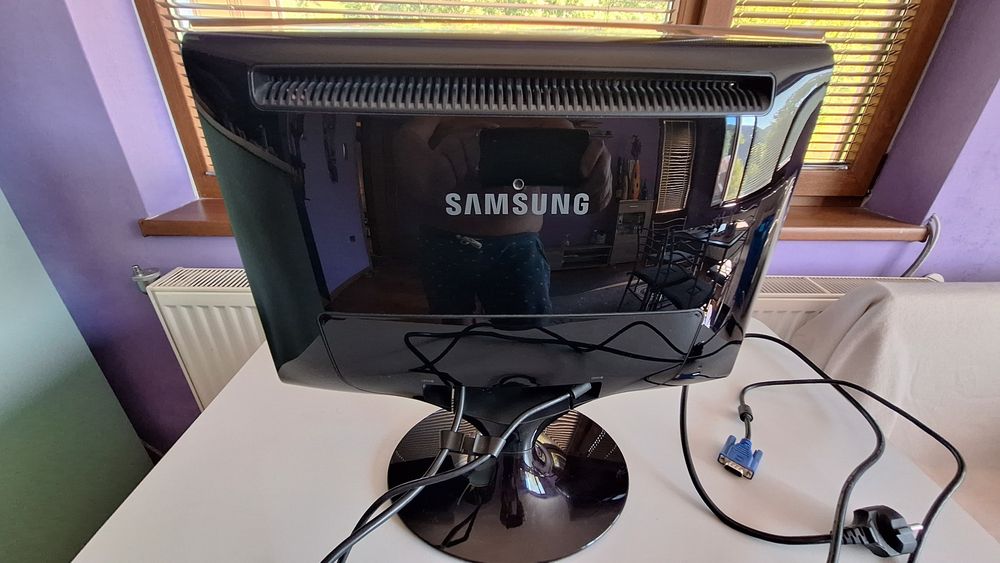 Продавам монитор Samsung