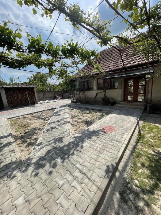 Pavaje, borduri, rigole de scurgere. Montaj pavaje