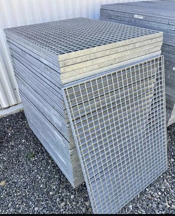 Scări metalice zincate și trepte
