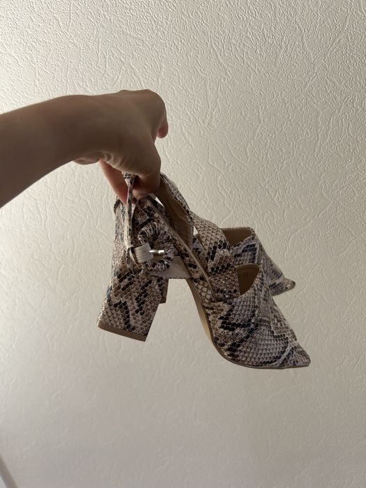 Босоножки новые летние