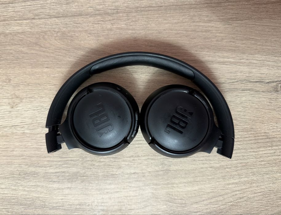 Слушалки JBL.