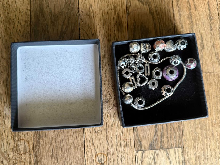 Гривна Pandora с 21 талисмана в отлично състояние на супер цена