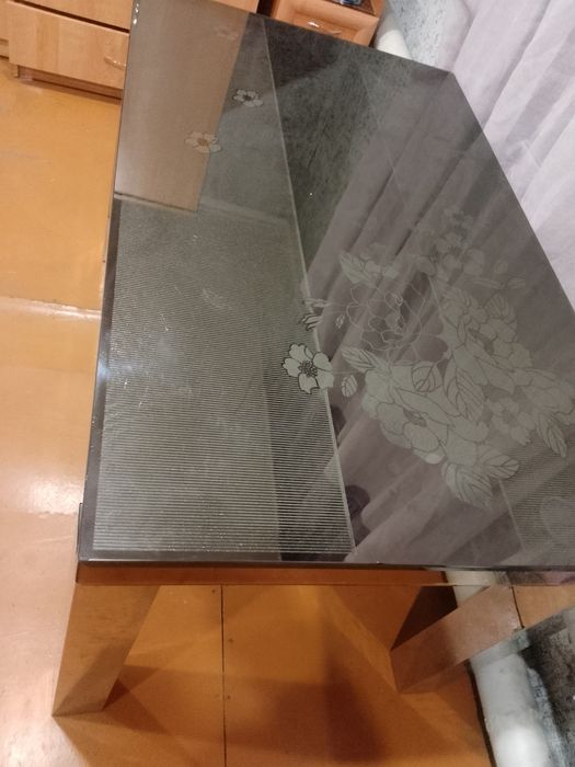 Продам стеклянный стол