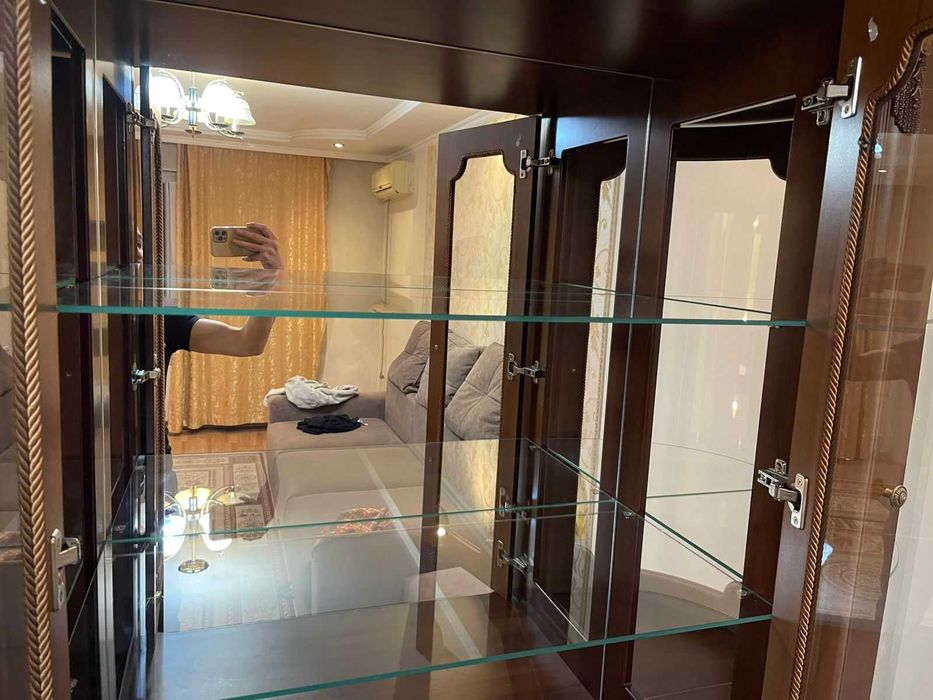 шкаф витринный для гостевой