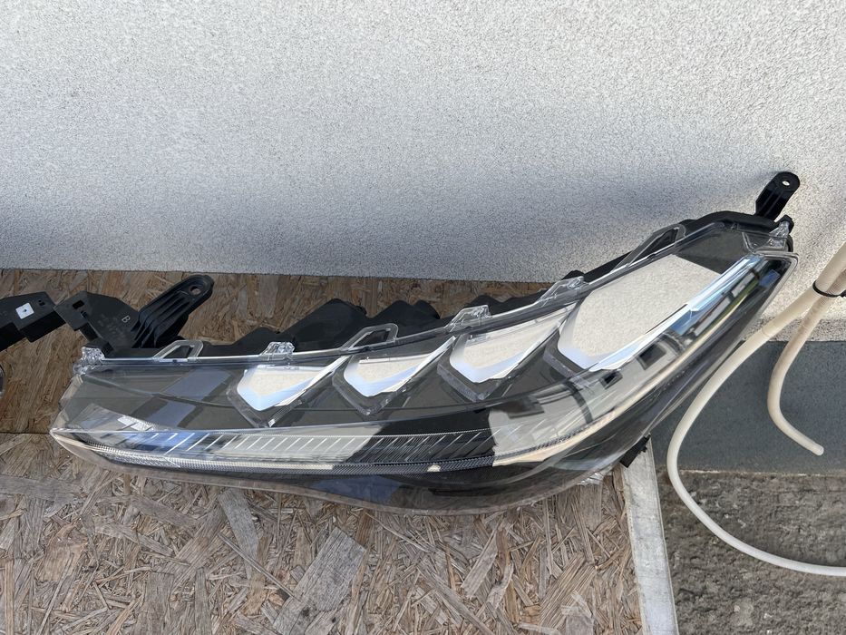 Far drepta Toyota Corolla Cross LED Originale Europa