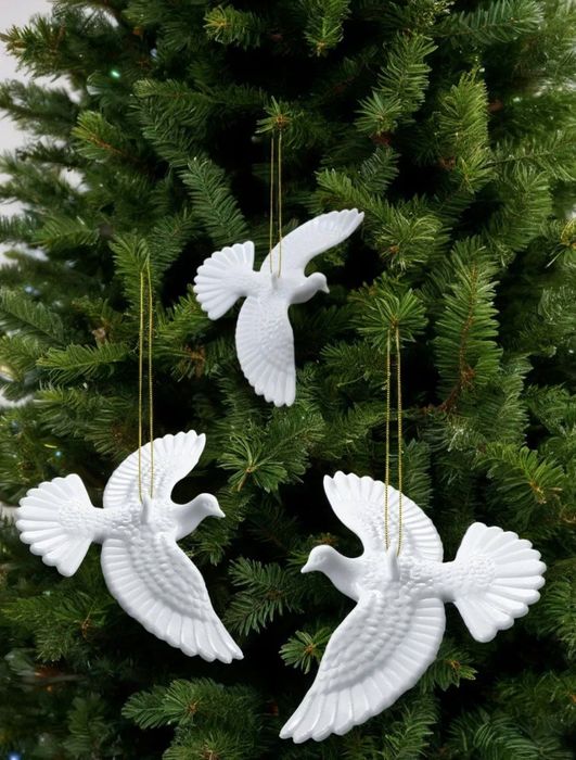 Парные белые голубки