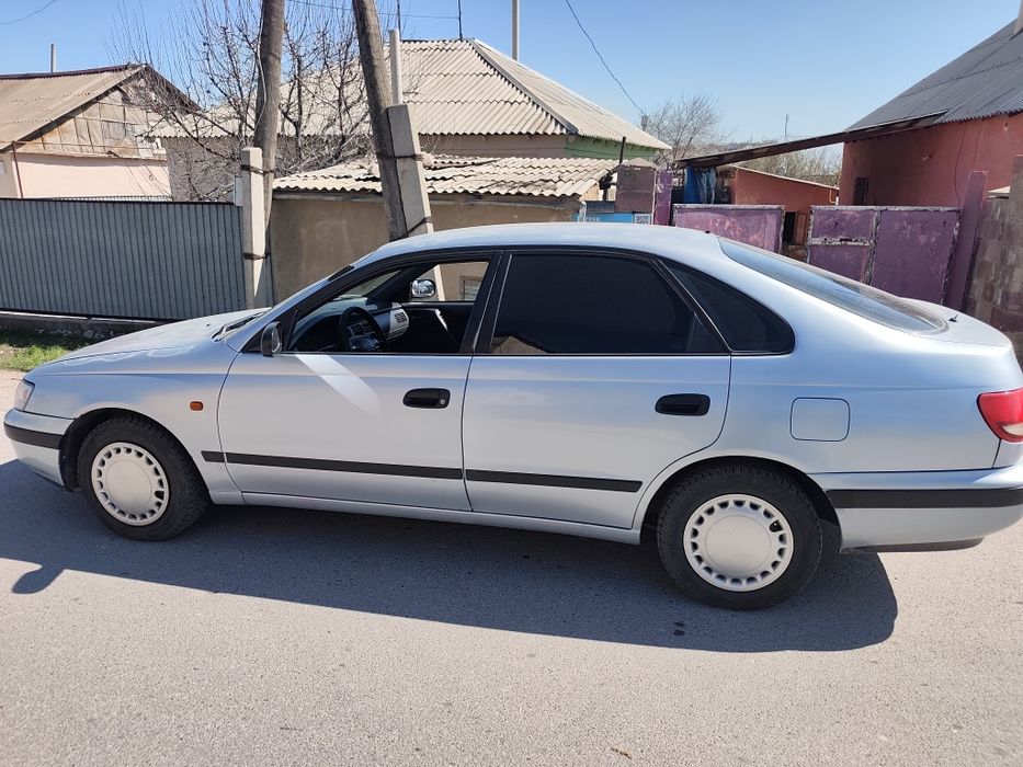 Тоета карина  в хорошем состоянии