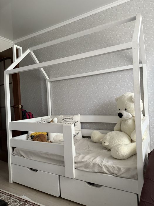 Продам кроватку домик