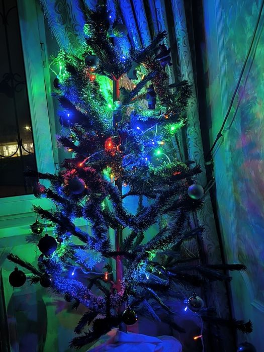 Ёлка в хорошем состоянии.