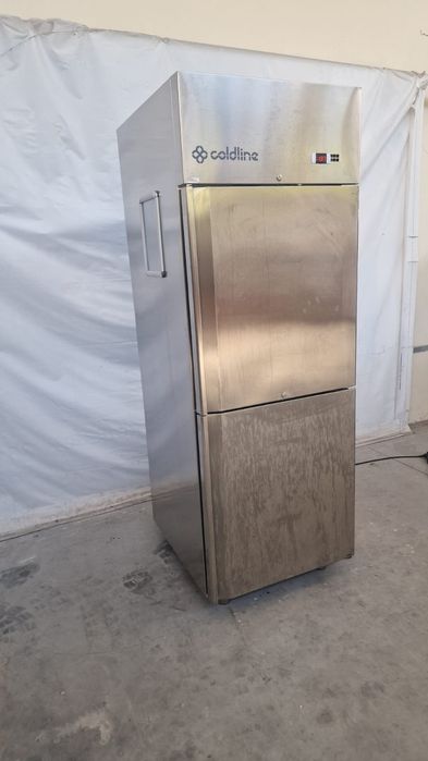 Плюсов хладилник Coldline изцяло от неръждаема стомана