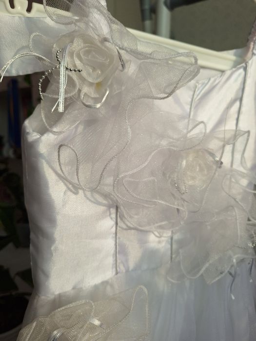 Нарядное белое платье для девочки