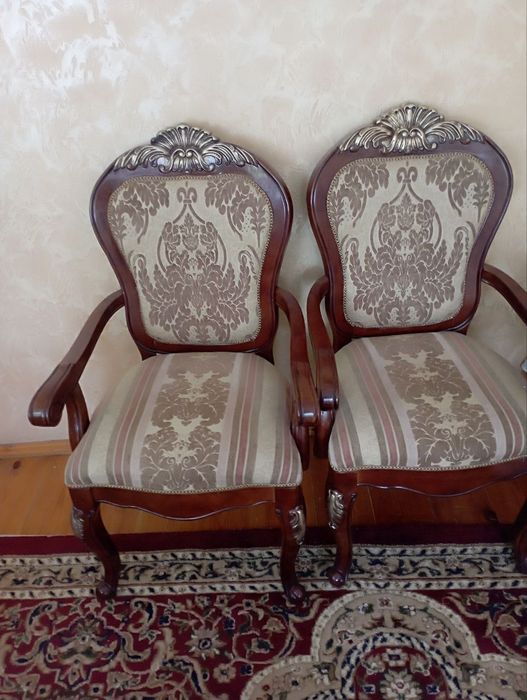 Продаётся два вида стульев
