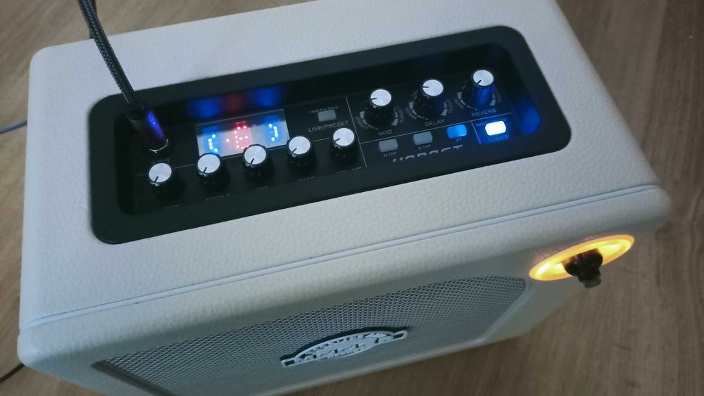 Amplificator chitara electrica Mooer Hornet 15W Combo, functie tuner, bluetooth, alb, ca nou, in cutie, cu manual