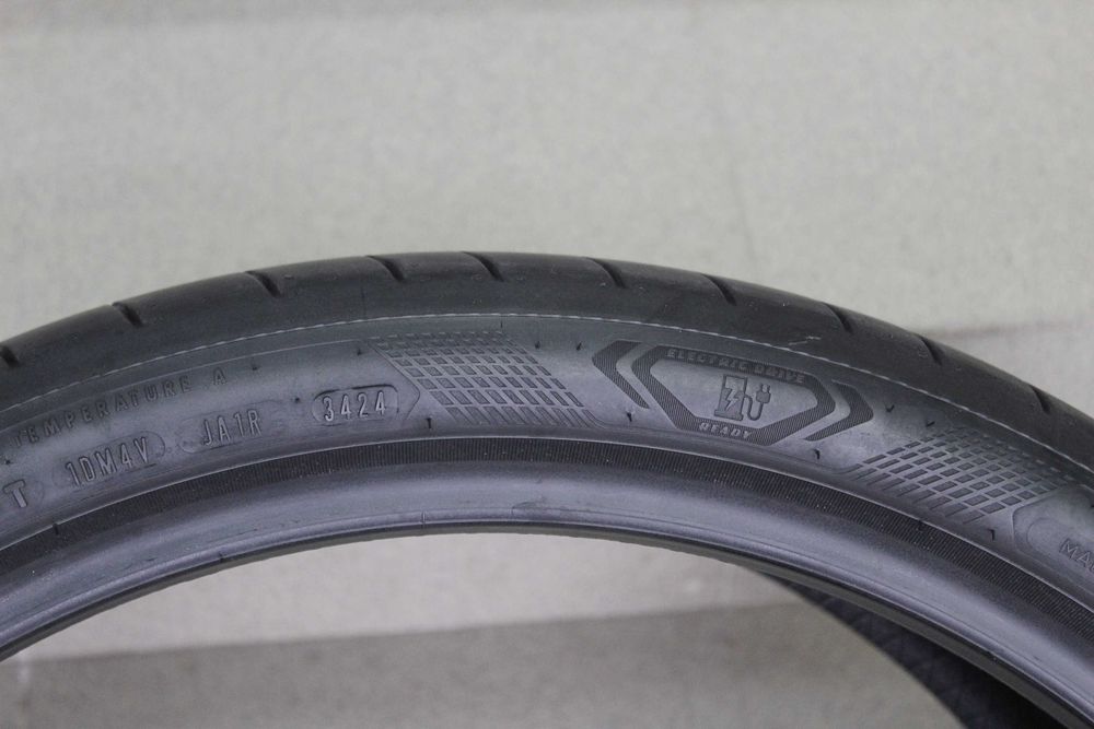 285/30-22 Goodyear BMW