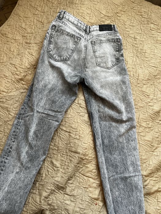 Серые джинсы с потертостями