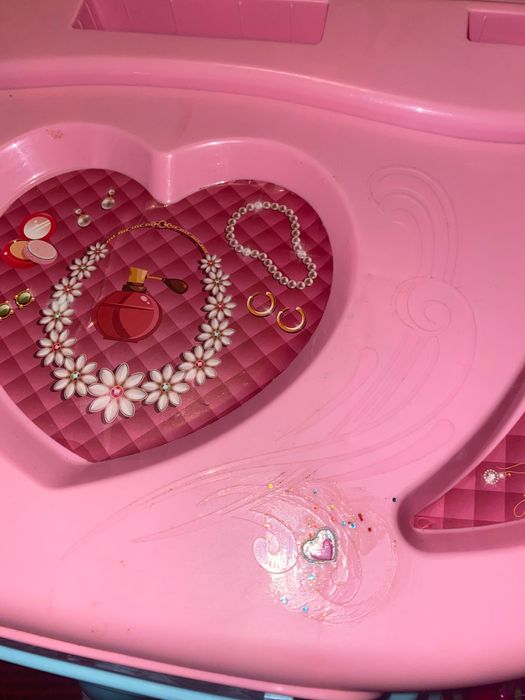 Vând masă de înfrumusețare fetițe