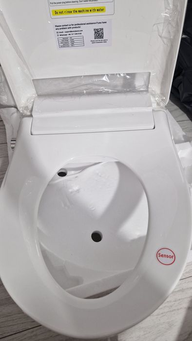 Capac wc inteligent cu bideu si telecomandă.