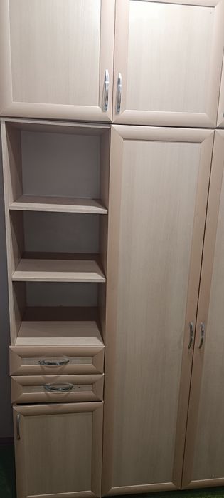 Продам 2 одинаковых шкафа в комнату