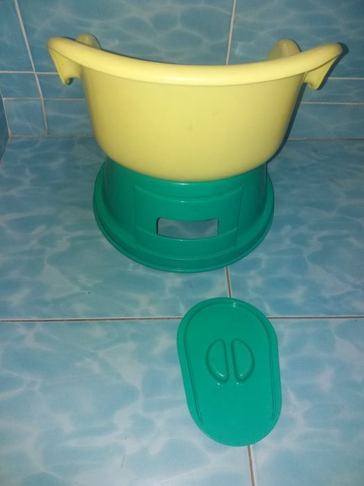 Срочно продается детский горшок-кресло на колёсиках б/у.