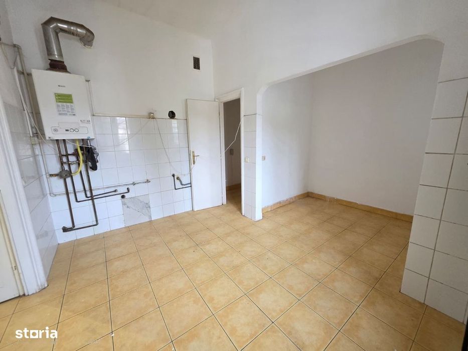De închiriat apartament 3 camere – Piața 700