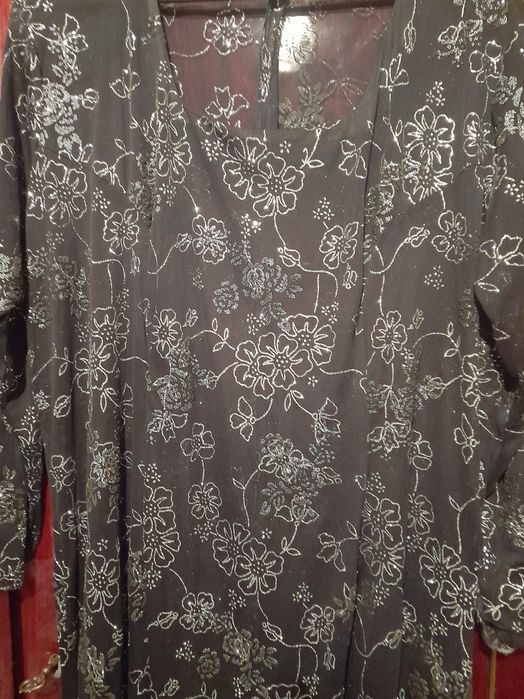 Rochie de ocazie,48-50 mătase neagra brodata cu argintiu.