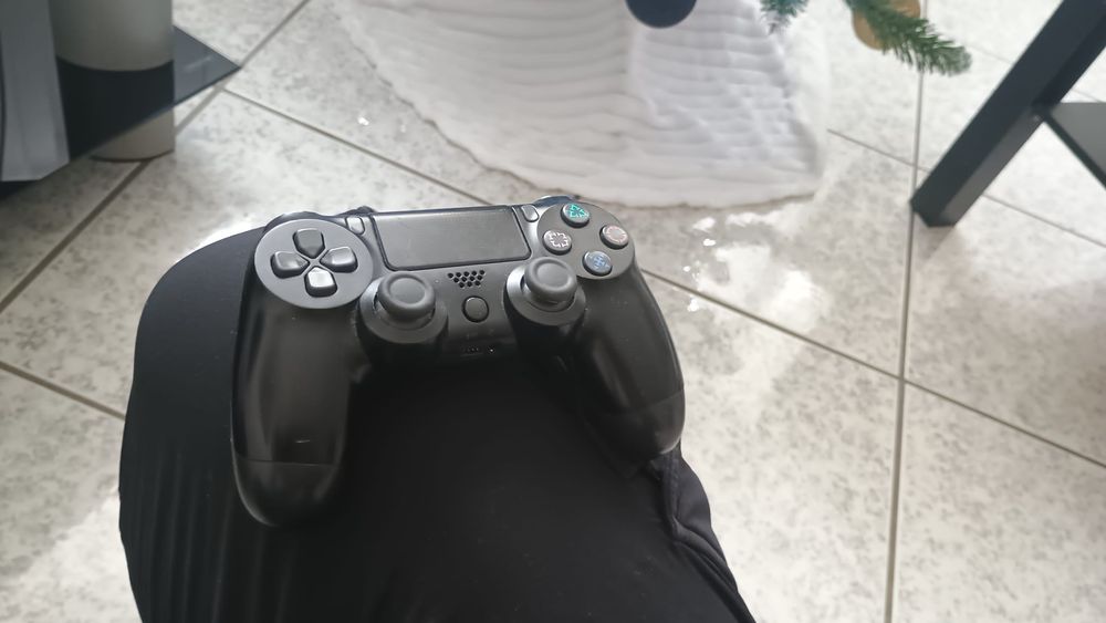 Vând PS 4 slim 500Gb+ jocuri+ maneta