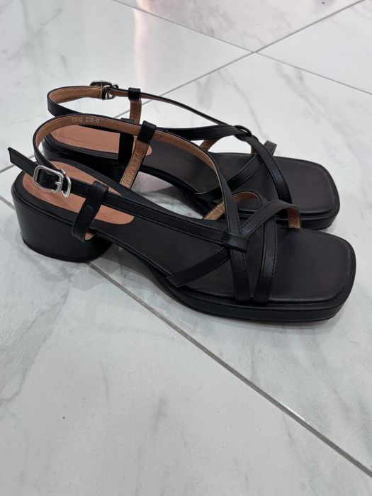 Босоножки кожаные