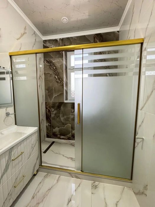 Меж ком перегородки душ кабины