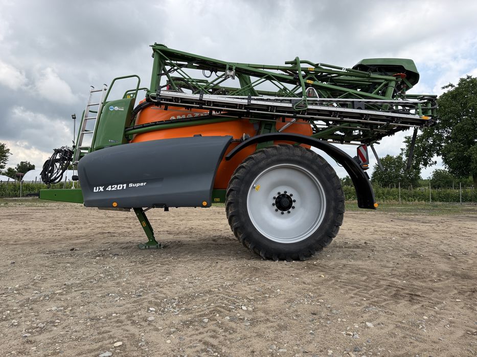 Sprayer / masina / instalatie erbicidat Amazone UX 4201 SUPER  de TOP, full dotata, 2023, latime 28 m