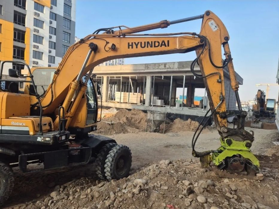 Колёсный эксковатор, гидромолот , виброплита каток 15 тонн